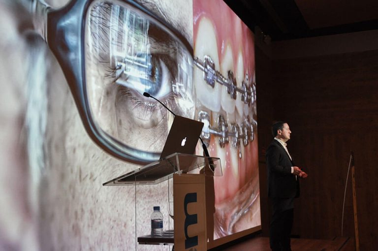 El Dr. David González Zamora impartiendo una ponencia de ortodoncia en el Insignia Global Users Meeting de Nueva York. Clínica Smilodon