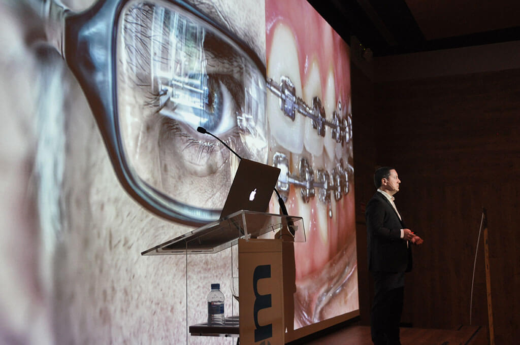 El Dr. David González Zamora impartiendo una ponencia de ortodoncia en el Insignia Global Users Meeting de Nueva York. Clínica Smilodon