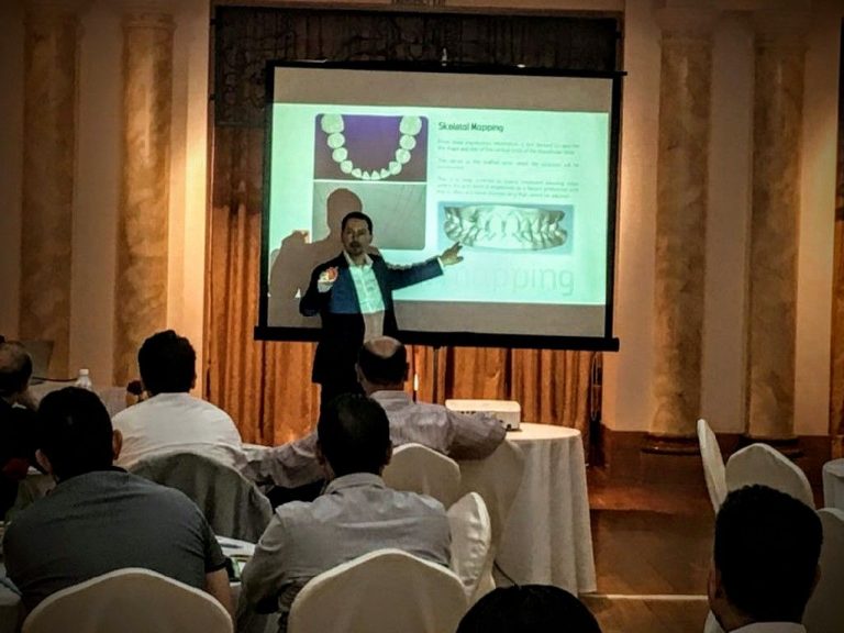 El Dr. David González Zamora compartiendo un curso de Sistema Insignia en Arabia Saudí