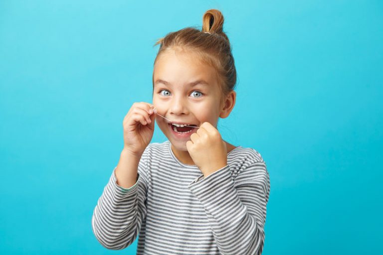 Deben usar hilo dental los niños