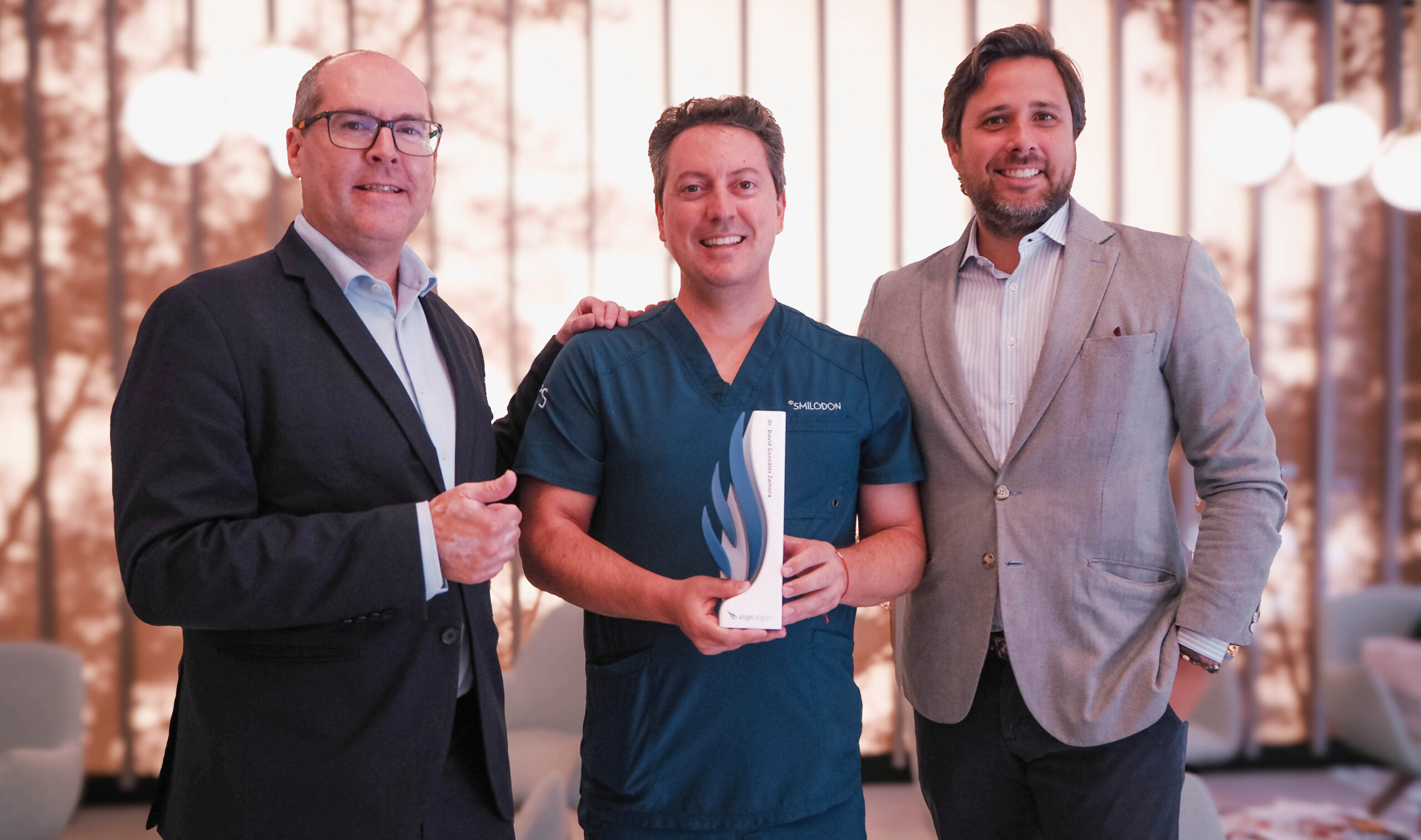 Angel Aligner premia al Dr. David González Zamora, ortodoncista de Clínica Smilodon. Conoce los detalles de este reconocimiento a su labor en ortodoncia.
